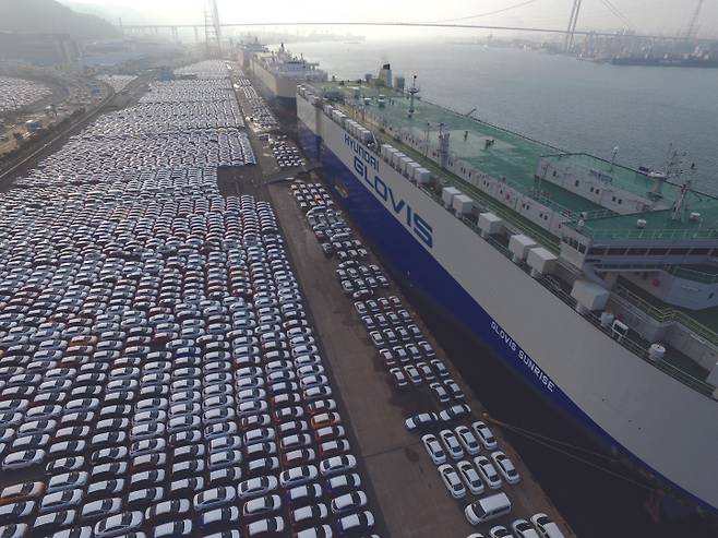 현대글로비스의 자동차 운반선과 선적을 기다리고 있는 차량들. [현대글로비스 제공]