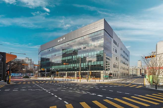 12일 공식 개관한 ‘기아 시흥 플래그십 스토어’ 외부 전경 [기아 제공]