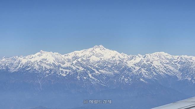 비행기에서 내려다본 히말라야