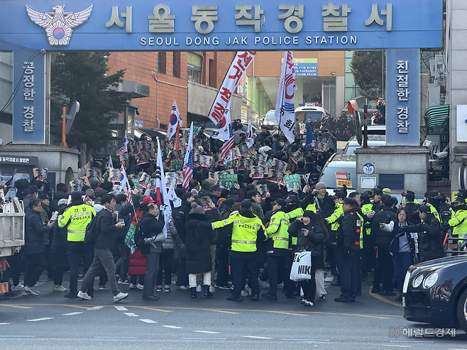 12일 오전 서울 동작경찰서에 출석한 전한길 씨를 배웅하는 지지자들 모습. 전새날 기자