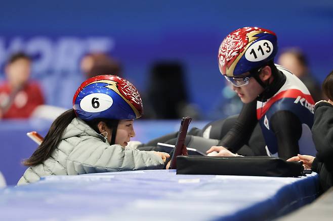 11일(현지 시각) 이탈리아 밀라노 아이스스케이팅 아레나에서 쇼트트랙 김길리와 임종언이 훈련 영상을 확인하고 있다. [연합]