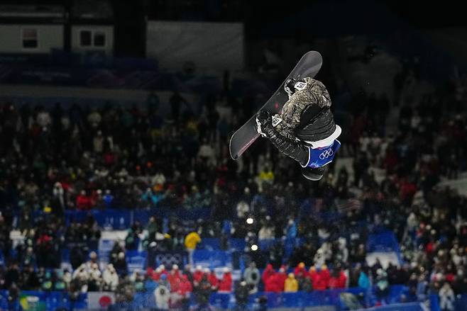 [리비뇨=신화/뉴시스] 이채운이 11일(현지 시간) 이탈리아 리비뇨 스노파크에서 열린 2026 밀라노·코르티나 담페초 동계올림픽 스노보드 남자 하프파이프 예선전에서 경기를 펼치고 있다. 이채운은 82.00점을 기록해 전체 9위로 결선에 진출했다. 2026.02.12.