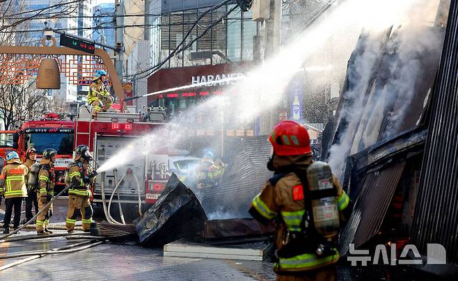 [대구=뉴시스] 이무열 기자 = 지난 9일 오후 2시3분께 대구 중구 종로1가의 한 2층짜리 건물에서 불이 나 소방대원들이 화재를 진압하고 있다. 2026.02.09. lmy@newsis.com