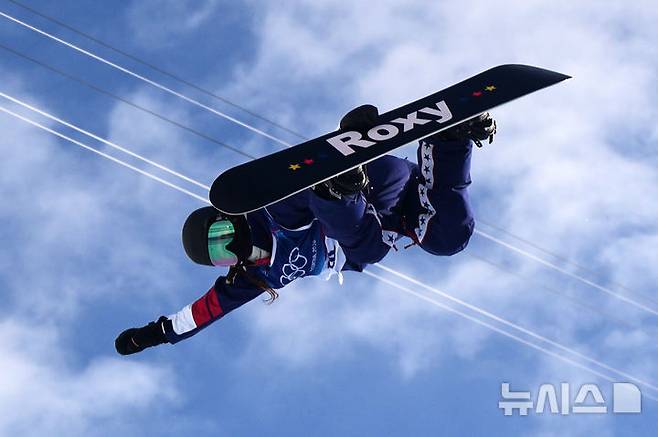 [리비뇨=AP/뉴시스] 클로이 김(미국)이 11일(현지시간) 이탈리아 리비뇨 스노파크에서 열린 2026 밀라노·코르티나 담페초 동계올림픽 스노보드 여자 하프파이프 예선전에서 경기를 펼치고 있다. 클로이 김은 90.25점을 기록해 전체 1위로 결선에 진출했다. 2026.02.12.