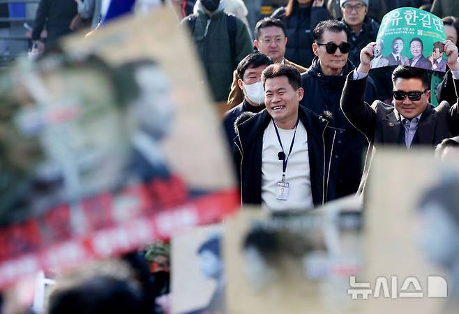 [서울=뉴시스] 김진아 기자 = 이재명 대통령과 김현지 청와대제1부속실장에 대한 허위 사실을 유포한 혐의로 고발된 한국사 강사 출신 보수 유튜버 전한길 씨가 12일 서울 동작경찰서에 피의자 신분으로 출석하기 앞서 기자회견을 하기 위해 이동하고 있다. 2026.02.12. bluesoda@newsis.com