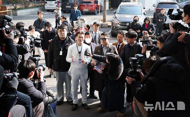 [서울=뉴시스] 김진아 기자 = 이재명 대통령과 김현지 청와대제1부속실장에 대한 허위 사실을 유포한 혐의로 고발된 한국사 강사 출신 보수 유튜버 전한길 씨가 12일 서울 동작경찰서에 피의자 신분으로 출석하고 있다. 2026.02.12. bluesoda@newsis.com