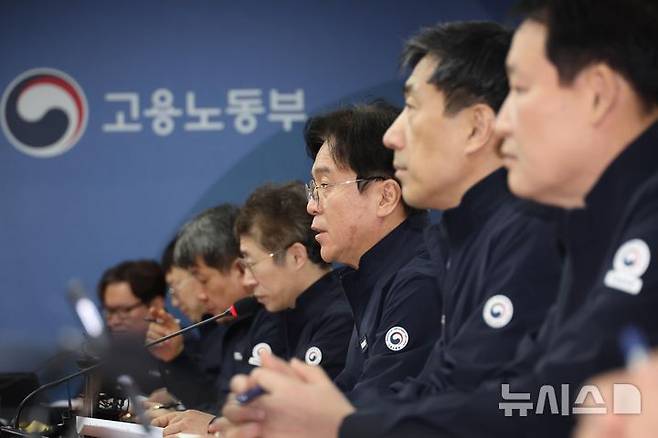 [세종=뉴시스] 강종민 기자 = 김영훈 고용노동부 장관이 지난 5일 세종시 정부세종청사에서 열린 설 명절 대비 확대간부회의에서 발언하고 있다. 2026.02.05. ppkjm@newsis.com