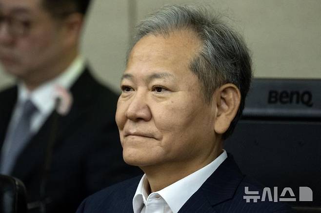 [서울=뉴시스] 사진공동취재단 = 이상민 전 행정안전부 장관이 지난해 10월 17일 서울 서초구 서울중앙지법에서 열린 내란 중요임무 종사 등 혐의 첫 공판기일에 출석해 피고인석에 앉아 있다. 서울중앙지법 형사합의32부(부장판사 류경진)는 12일 내란 중요임무 종사 혐의를 받는 이 전 장관에게 징역 7년을 선고했다. 2026.02.12. photo@newsis.com