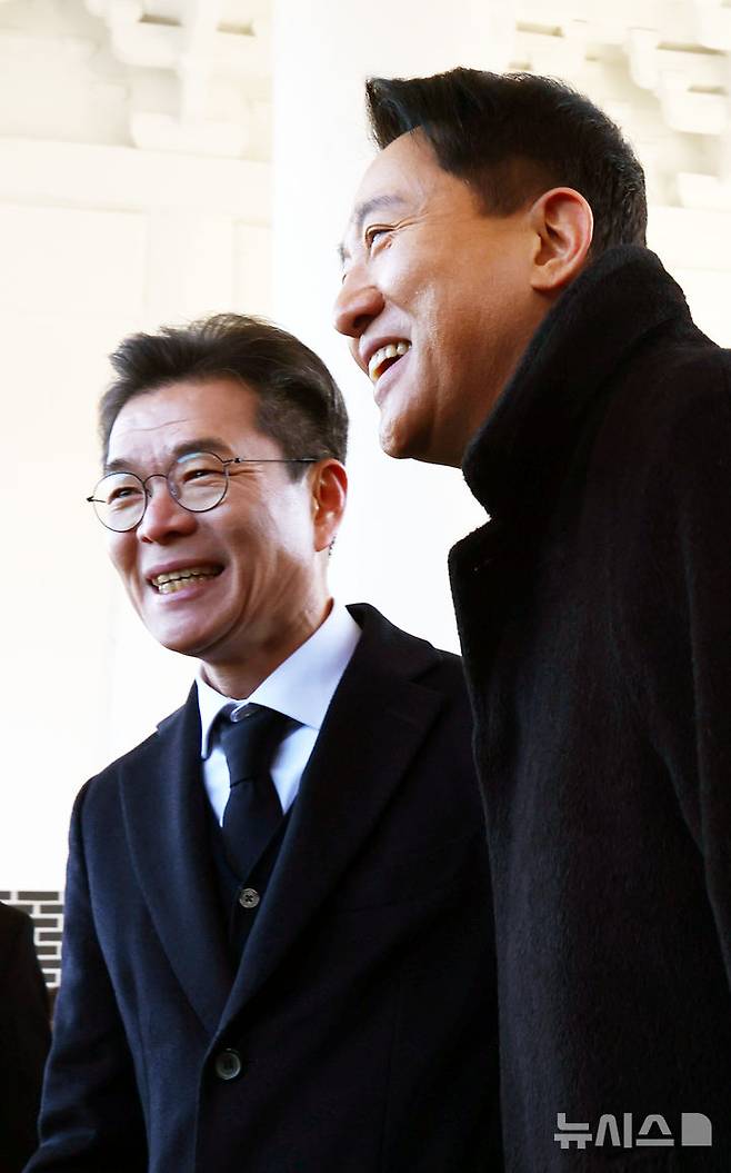 [서울=뉴시스] 박주성 기자 = 오세훈 서울시장(오른쪽)과 정원오 성동구청장이 2026년 새해 첫날인 1일 서울 동작구 국립서울현충원 참배 후 인사를 나누고 있다.  2026.01.01. park7691@newsis.com