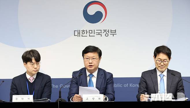 [세종=뉴시스] 강종민 기자 = 조만희 재정경제부 세제실장이 12일 세종시 정부세종청사에서 다주택자 양도소득세 중과 유예 종료 및 보완방안을 발표하고 있다. 2026.02.12. ppkjm@newsis.com