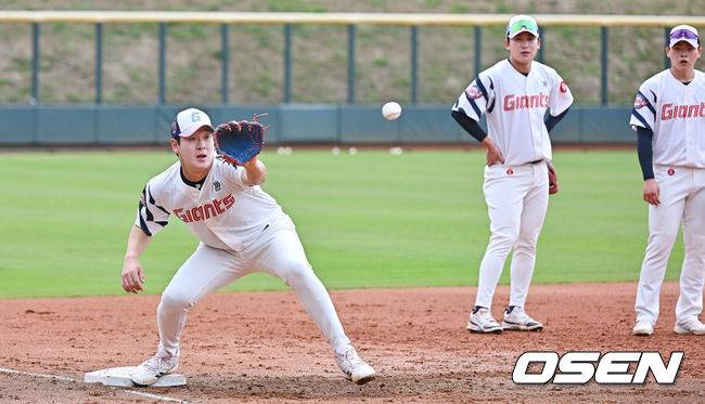 [OSEN=타이난(대만) , 이석우 기자] 프로야구 롯데 자이언츠가 1일(한국시간) 대만 타이난 아시아-태평양 국제야구센터에 스프링캠프를 차리고 구슬땀을 흘렸다.김태형 감독 등&nbsp;코치진과 투수&nbsp;20명,&nbsp;포수&nbsp;5명,&nbsp;내야수&nbsp;9명,&nbsp;외야수&nbsp;7명 등 총&nbsp;41명의 선수단이 1월 20일까지 1차 캠프에서 체력 강화와 기술 훈련을 치른 뒤 21일부터 3월 5일까지 일본 미야자키로 옮겨 2차 캠프에서 구춘리그에 참가해 실전 감각을 점검한다.롯데 나승엽이 3루 수비 훈련을 하고 있다. 2026.02.01 / foto0307@osen.co.kr