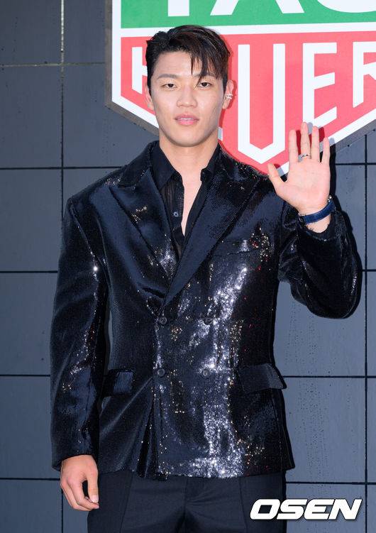 [OSEN=이대선 기자] 25일 오후 서울 문화비축기지에서 스위스 럭셔리 워치메이커의 갈라 디너 이벤트가 열렸다.이날 행사에는 에이티즈 산, 배우 박민영, 배우 한효주, 배우 박형식, 방송인 덱스, 방송인 송해나, 모델 최현준, 배우 이호정, 전 야구선수 추신수, 축구선수 황희찬, 전 스피드스케이팅 선수 이상화, 전 스켈레톤 선수 윤성빈, 전 체조선수 손연재, 스노우보드 월드챔피온 이채운, 근대 5종 선수 전웅태 등이 참석해 자리를 빛냈다.축구선수 황희찬이 포토타임을 가지고 있다. 2025.06.25 /sunday@osen.co.kr