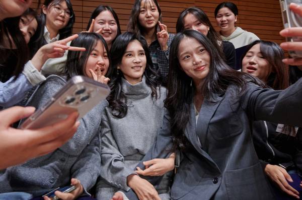 지난달 9일 서울시 용산구 소재 리움미술관 대강당에서 진행된 두을장학재단 '2026년 장학증서 수여식'에서 이부진 이사장과 신규 장학생이 기념 촬영을 하고 있다. 사진 = 딘트 제공