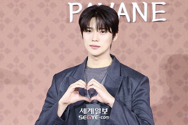 배우 문상민이 12일 서울 강남구 메가박스 코엑스에서 열린 넷플릭스 영화 '파반느' 제작보고회에 참석해 포즈를 취하고 있다. 한윤종 기자