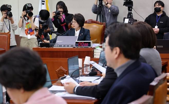 추미애 법사위원장이 11일 국회에서 열린 법제사법위원회 전체회의에서 의사봉을 두드리고 있다. 2026.2.11. 연합뉴스