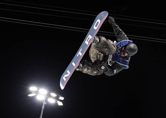 이채운이 12일(한국시간) 이탈리아 리비뇨 스노파크에서 열린 스노보드 남자 하프파이프 예선에서 점프 기술을 선보이고 있다. 리비뇨 연합뉴스