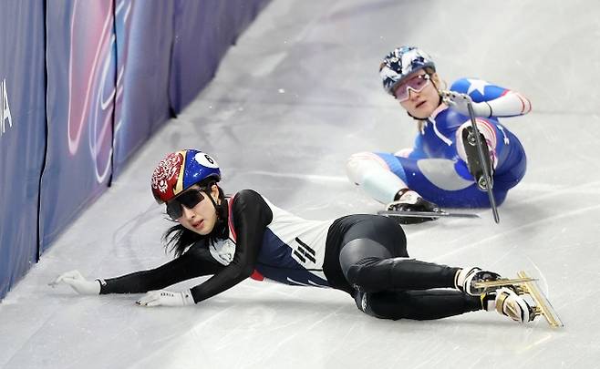 김길리, 안타까운 충돌 - 한국 쇼트트랙 국가대표 김길리가 10일(한국시간) 이탈리아 밀라노 아이스 스케이팅 아레나에서 열린 2026 밀라노·코르티나담페초 동계올림픽 혼성 2000m 계주 준결선에서 미국의 커린 스토더드와 충돌하고 있다. 밀라노 뉴스1