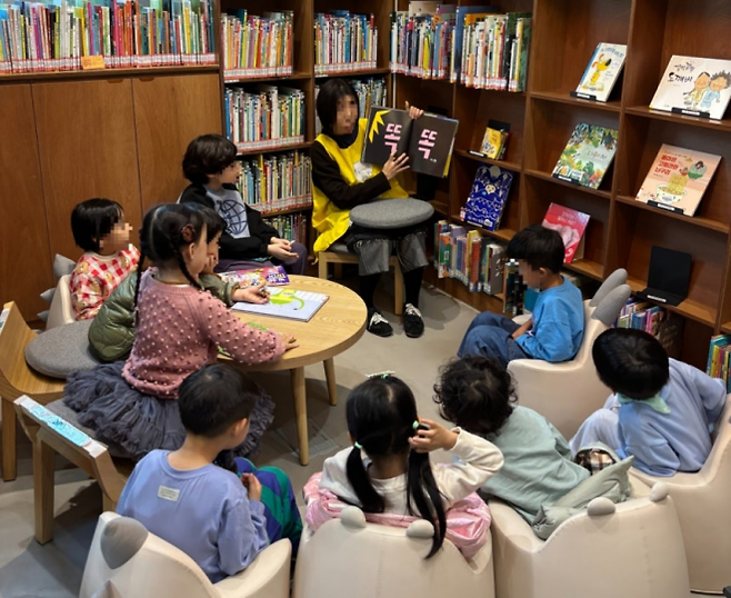 중구 다산성곽도서관 - 서울 중구 다산성곽도서관에서 독서 프로그램이 진행 중인 모습.  중구 제공