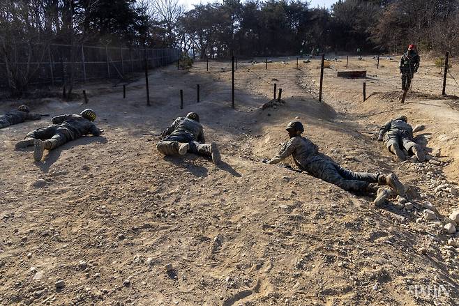 1월27일 오전 극기주에 돌입한 해병 1325기 훈련병들이 돌뿌리와 흙먼지가 가득한 각개전투 훈련장에서 낮은 포복으로 전진하고 있다. ⓒ시사IN 조남진