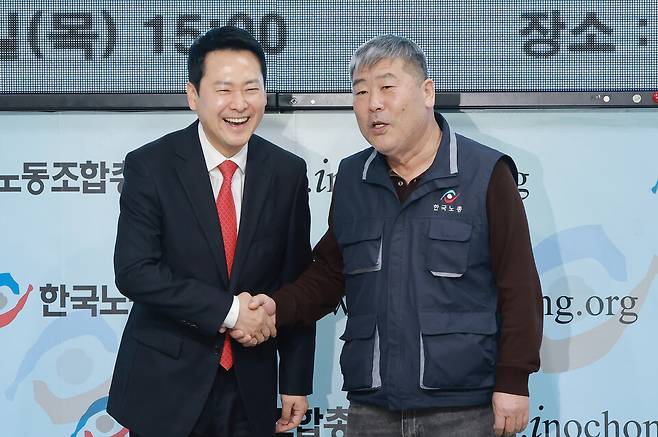 장동혁 국민의힘 대표가 12일 정책 간담회를 위해 서울 영등포구 여의도 한국노동조합총연맹을 방문, 김동명 한국노총 위원장과 기념 촬영하고 있다. ⓒ연합뉴스