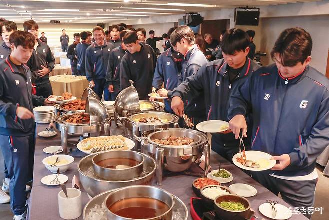 롯데 선수들이 11일 대만 타이난서 열린 스프링캠프 도중 서승수 롯데호텔 부산 조리장과 현지 호텔 셰프가 준비한 특식을 배식받고 있다. 사진제공｜롯데 자이언츠