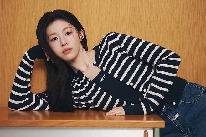배우 고윤정의 의류 화보. 사진 마리떼 프랑소와 저버