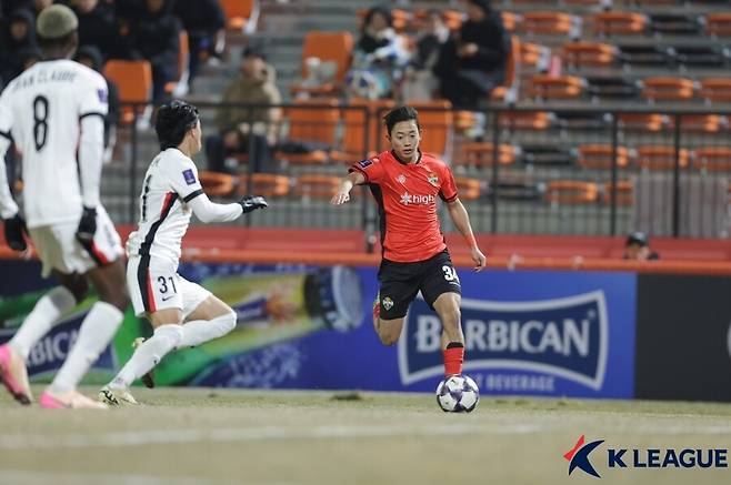 ▲ 새해 첫 공식전을 승리로 장식하기 위해 정경호 감독은 익숙한 틀 속에서 결정적인 변화를 선택했다. 가장 큰 기대를 모은 뉴 페이스 고영준이 공격형 미드필더로 선발 출전해 10번 역할을 맡았고, 최전방에는 박상혁이 배치됐다. 좌우 측면에는 김대원과 모재현이 포진해 공격의 날을 세웠다. ⓒ한국프로축구연맹