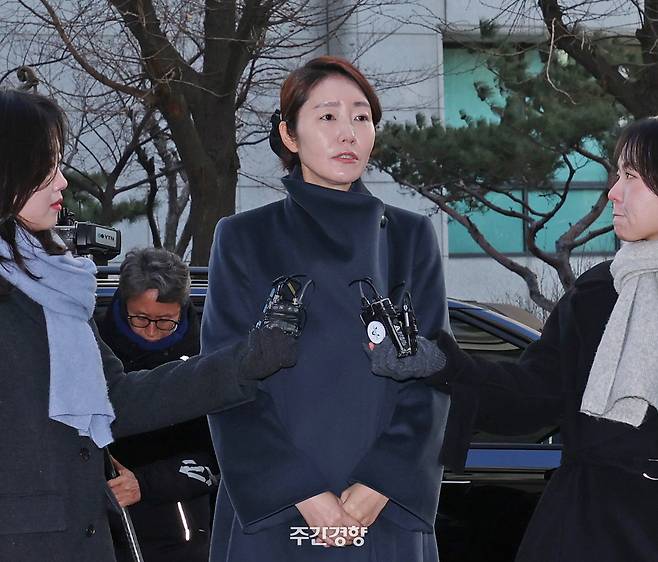 공천헌금 1억원을 수수한 혐의를 받는 강선우 무소속 의원이 지난 3일 2차 경찰 조사를 받기 위해 서울 마포구 서울경찰청 공공범죄수사대로 출석하고 있다. 정효진 기자