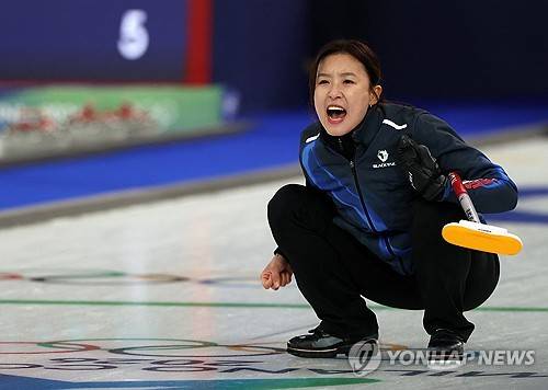 2026 밀라노·코르티나담페초 동계올림픽에 나선 대한민국 컬링 여자 대표팀이 첫 경기에서 미국에 아쉬운 역전패를 당했다. 스킵 김은지, 서드 김민지, 세컨드 김수지, 리드 설예은, 핍스 설예지로 구성된 여자 컬링 대표팀 경기도청은 12일(한국시간) 이탈리아 코르티나담페초의 코르티나 컬링 올림픽 스타디움에서 열린 미국과의 라운드로빈 1차전서 4-8로 패했다. 연합뉴스