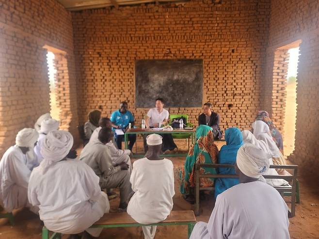 마을에서 인터뷰하는 필자(테이블 가운데)와 주민들 [김영완 제공. 재판매 및 DB 금지]