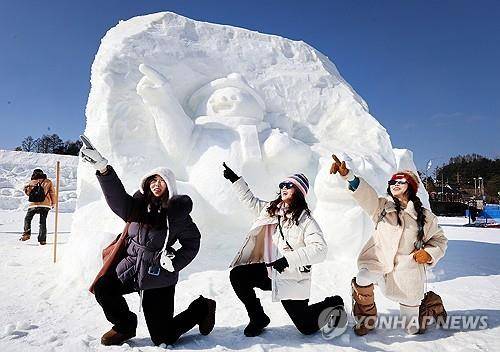 2025 대관령 눈꽃축제 즐기는 관광객들 [연합뉴스 자료사진]