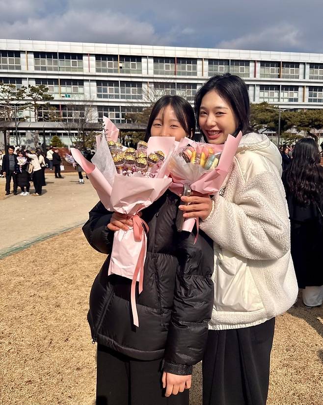 경해여중 졸업식에 참석한 손서연(오른쪽)과 이서인 [손서연 선수 가족 제공. 재판매 및 DB 금지]