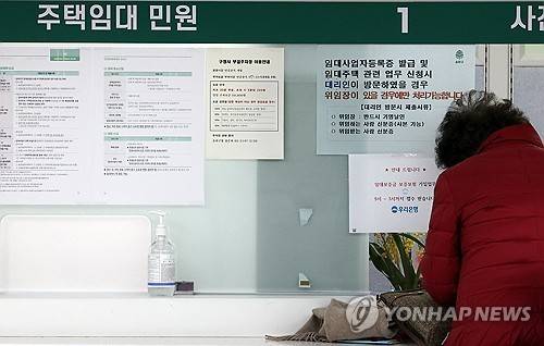 의무기간 끝난 등록임대주택, 세제 달라지나
(서울=연합뉴스) 이진욱 기자 = 이재명 대통령은 10일 "서울 시내 아파트 4만2천500세대가 적은 물량은 결코 아니다"라며 등록임대주택의 다주택 양도세를 중과할 경우 일정한 부동산 시장 안정 효과를 기대할 수 있다고 밝혔다. 사진은 이날 서울 송파구청 도시임대사업 민원실 모습. 2026.2.10
cityboy@yna.co.kr
(끝)