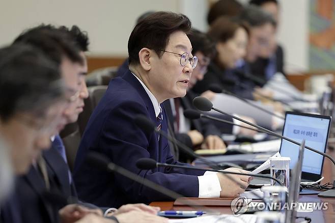 이재명 대통령, 수석보좌관회의 주재 (서울=연합뉴스) 한상균 기자 = 이재명 대통령이 12일 청와대에서 열린 수석보좌관회의에서 발언하고 있다. 2026.2.12 [청와대통신사진기자단] xyz@yna.co.kr