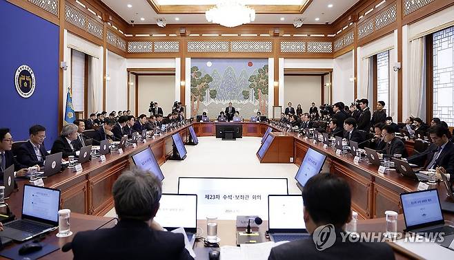 제23차 수석보좌관회의 (서울=연합뉴스) 한상균 기자 = 12일 청와대에서 이재명 대통령 주재로 수석보좌관회의가 진행되고 있다. 2026.2.12 [청와대통신사진기자단] xyz@yna.co.kr