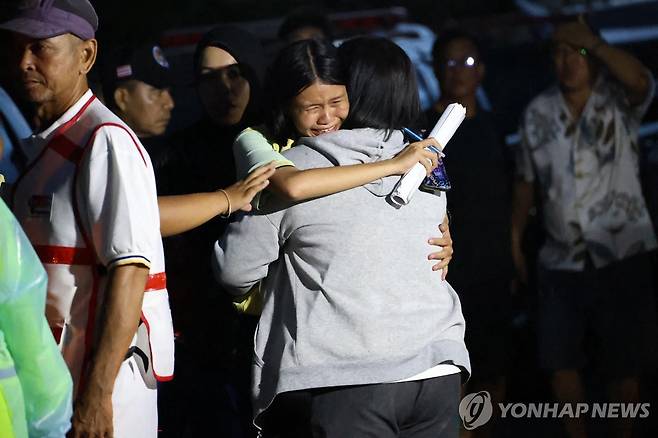 태국 고등학교 총기 인질극 지난 11일(현지시간) 태국 남부 송끌라주 핫야이 지역 한 고등학교에서 총기 인질극이 발생, 이 학교 교장이 총에 맞아 숨졌다. 인질극에서 풀려난 학생이 가족과 껴안고 있다.
[AFP 연합뉴스 자료사진. 재판매 및 DB 금지]