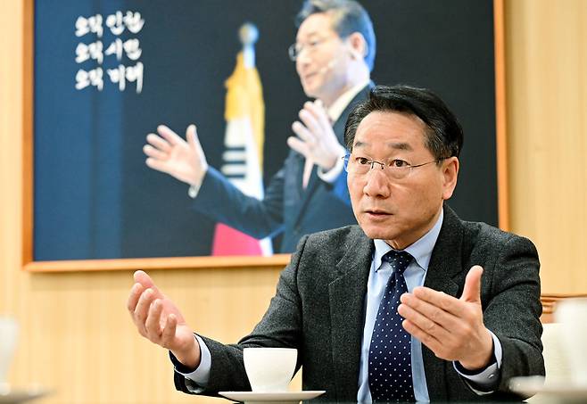 ▲ 유정복 인천시장이 지난 1월2일 시청 접견실에서 인천일보와 신년 인터뷰를 하고 있다. /사진제공=인천시