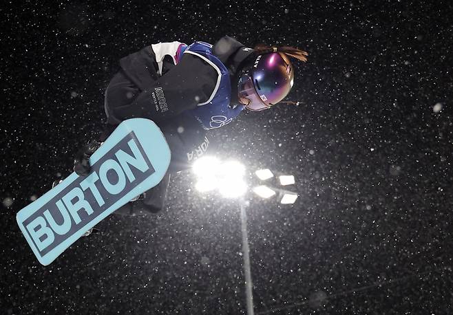 12일(현지시간) 이탈리아 리비뇨 스노파크에서 열린 2026 밀라노·코르티나담페초 동계 올림픽 스키 스노보드 여자 하프파이프 결선에서 최가온이 1차 시기 묘기를 선보이고 있다. 연합뉴스