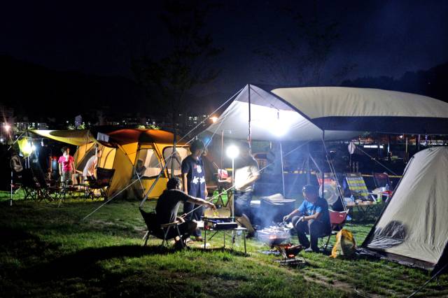 황산공원 캠핑장.