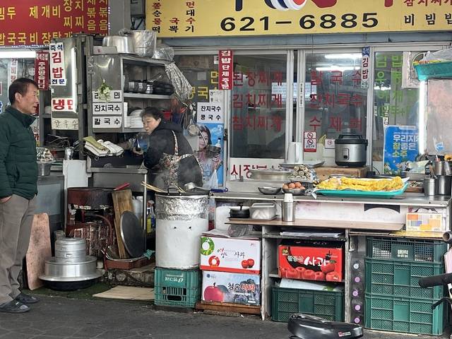 지난 12일 대구 남구 명덕시장의 한 분식점에서 상인과 고객이 대화를 나누고 있다. 김도경 수습기자