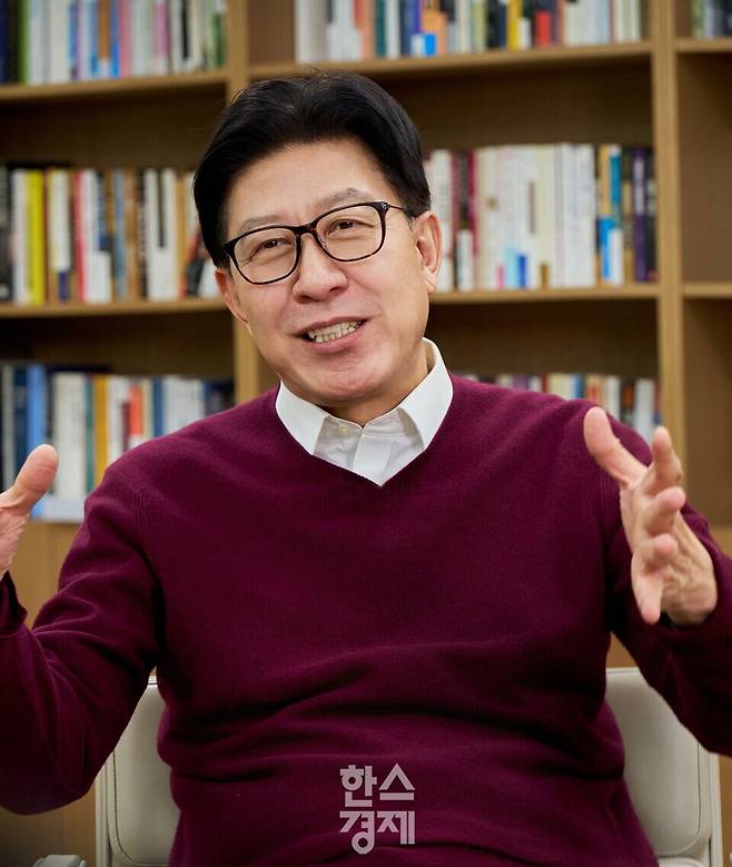 박형준 부산시장은 본지와의 단독 인터뷰에서&nbsp; 준비된 원고도 없이 분명한 어조로 부산의 현재를 진단하고 나아갈 다음 장을 이야기 했다. 사진= 김은희 기자