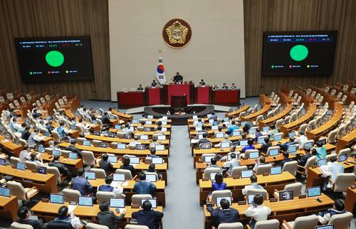 ▲지난 12일 국회에서 열린 2월 임시국회 본회의에서 법률안 등이 통과되고 있다. 연합뉴스
