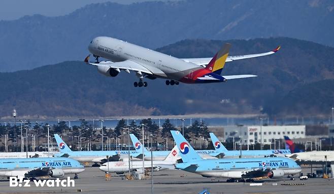 인천국제공항에서 항공기가 목적지를 향해 날아오르고 있다./사진=이명근 기자 qwe123@