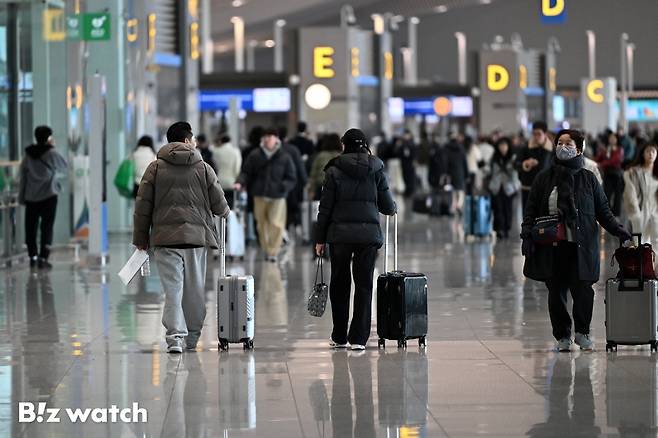 설 연휴를 하루 앞둔 13일 인천국제공항 출국장에서 공항이용객들이 출국 수속을 하고 있다./사진=이명근 기자 qwe123@