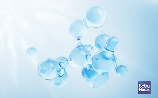 충분히 보습을 해도 피부 속까지 촉촉함이 차오르지 않는 느낌이 든다면, 단순한 홈케어만으로는 한계가 있을 수 있다. 이런 시기에는 피부 컨디션을 빠르게 끌어올리는 방법으로 스킨부스터 시술이 하나의 대안으로 언급된다. ⓒ광교미러의원