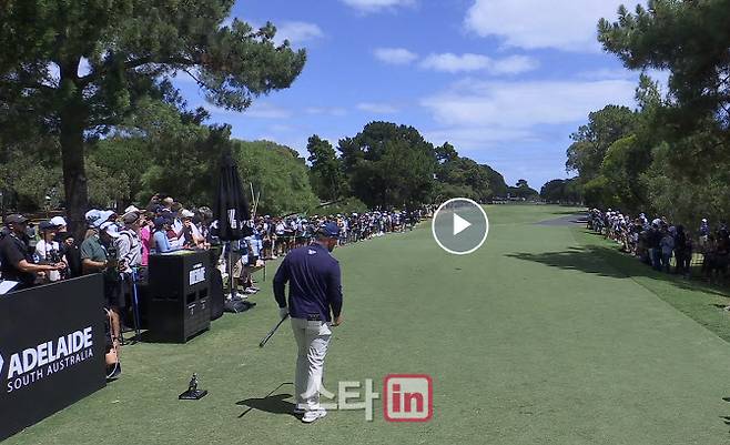 브라이슨 디섐보가 12일 호주 애들레이드에서 열린 LIV 골프 애들레이드 1라운드 10번홀에서 티샷 실수를 한 뒤 티를 꽂았던 지점을 바라보고 있다. (사진=LIV골프 영상 캡쳐)