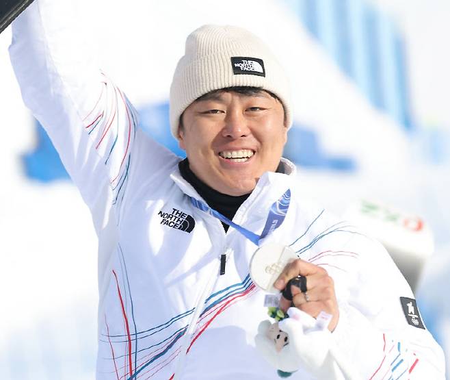 8일(현지시간) 이탈리아 리비뇨 스노파크에서 열린 2026 밀라노-코르티나담페초 동계올림픽 스노보드 남자 평행 대회전 결승 시상식에서 은메달을 따낸 김상겸이 메달을 들어보이고 있다. (사진=연합뉴스)