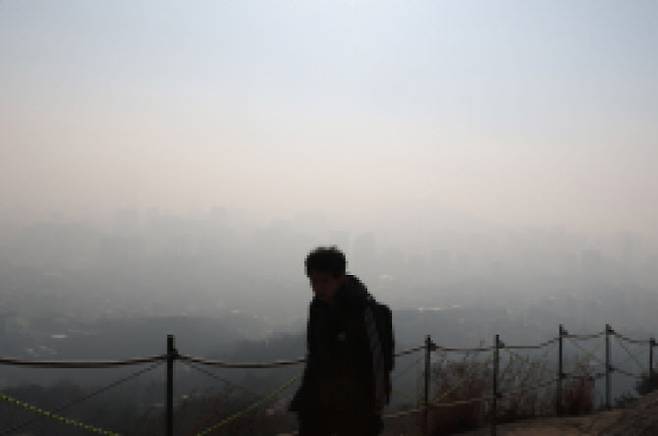 미세먼지와 초미세먼지 농도가 '나쁨' 수준을 보이는 12일 서울 종로구 인왕산에서 바라 본 도심 하늘이 뿌옇게 보이고 있다. (사진=이영훈 기자)