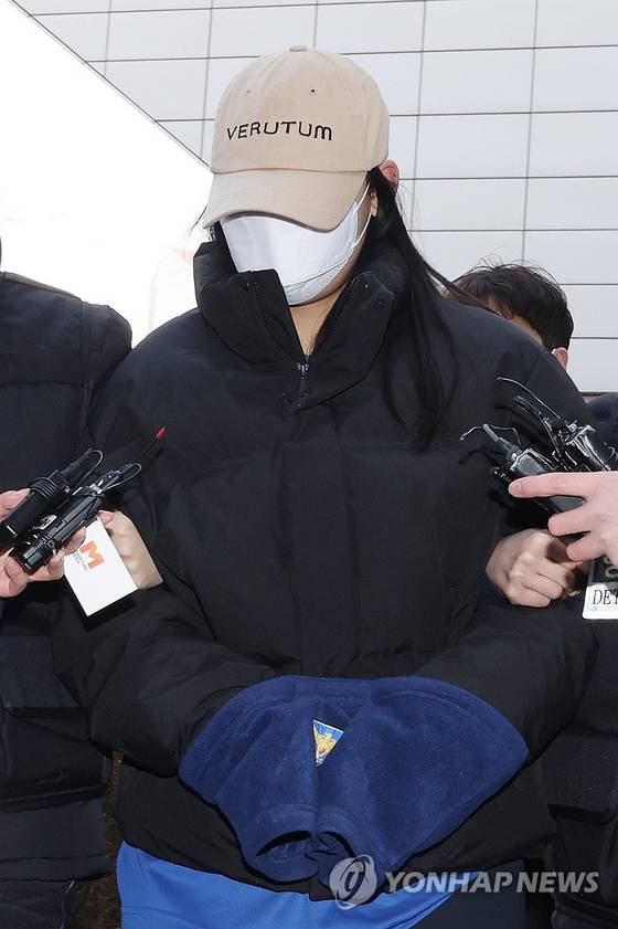 서울 강북구 수유동 모텔에서 남성 2명을 숨지게 한 혐의를 받는 20대 여성 A씨가 12일 서울북부지법에서 영장실질심사를 받기 위해 출석하고 있다. 〈사진=연합뉴스〉