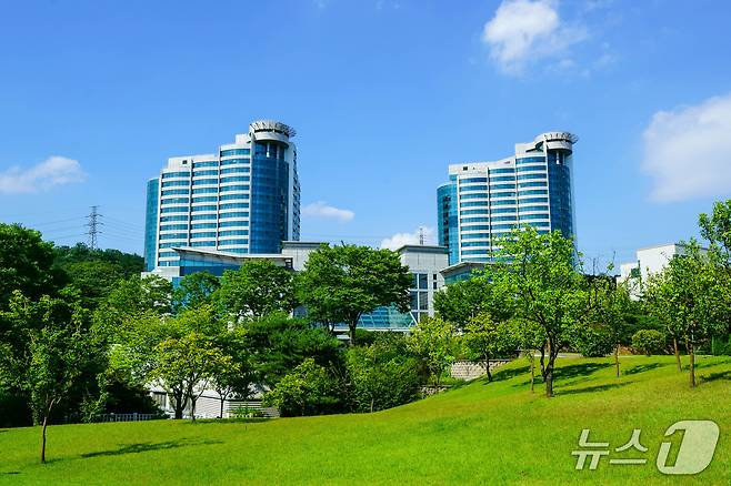 13일 보험업계에 따르면 삼성생명이 100% 출자해 설립한 삼성노블라이프는 삼성생명공익재단이 25년간 운영해온 프리미엄 실버타운 '삼성노블카운티' 인수·통합을 최근 마무리하고 조직 개편을 단행하는 등 시니어 리빙·케어 사업 확장에 본격 돌입했다/사진제공=삼성생명